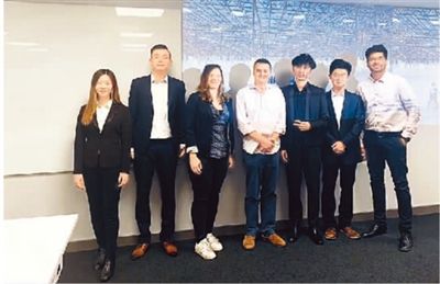 今年9月，庄凌(右三）与学校团队成员在英国卡迪夫向合作公司展示营销项目方案。