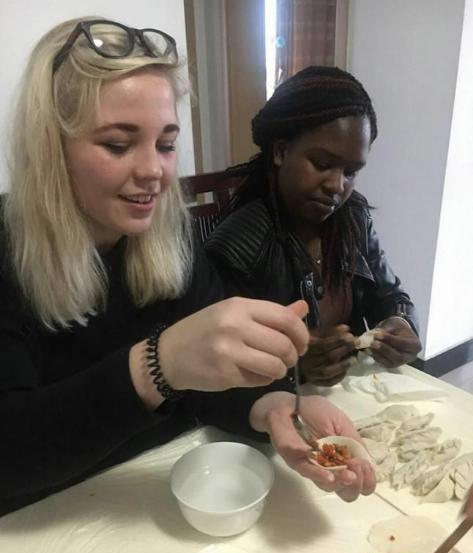美国留学生在中国学会包饺子，归国后给家人露了一手