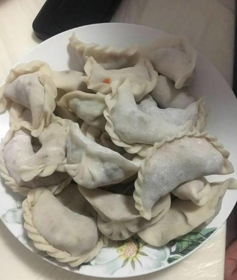 美国留学生在中国学会包饺子，归国后给家人露了一手